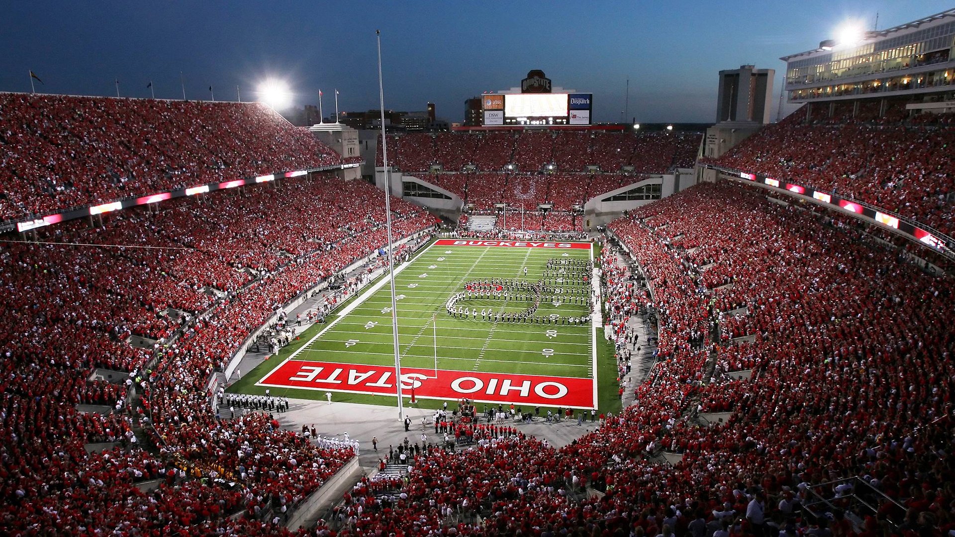 费德勒重返赛场，大比分获胜首场状态出色，瑞士队观众沸腾！观众掌声雷动