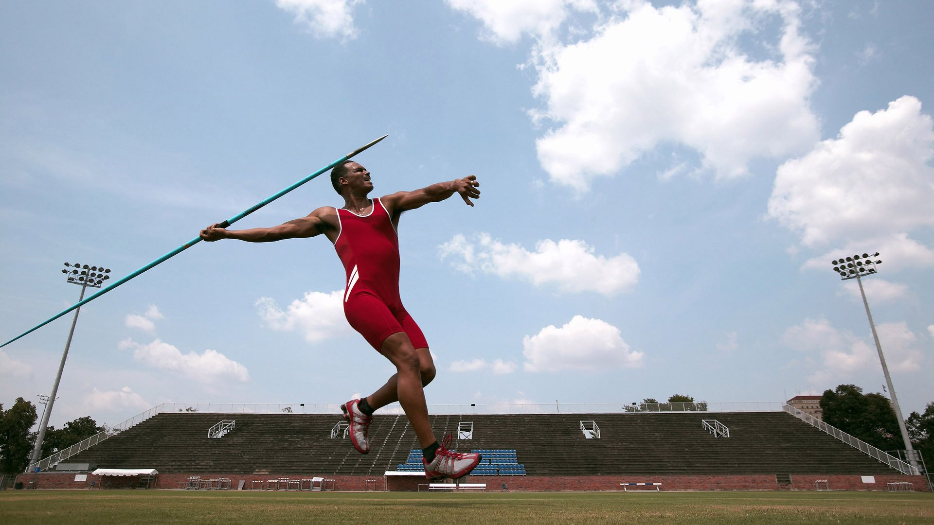 MAD带队取胜！詹姆斯重要时刻刷新纪录全场沸腾不已