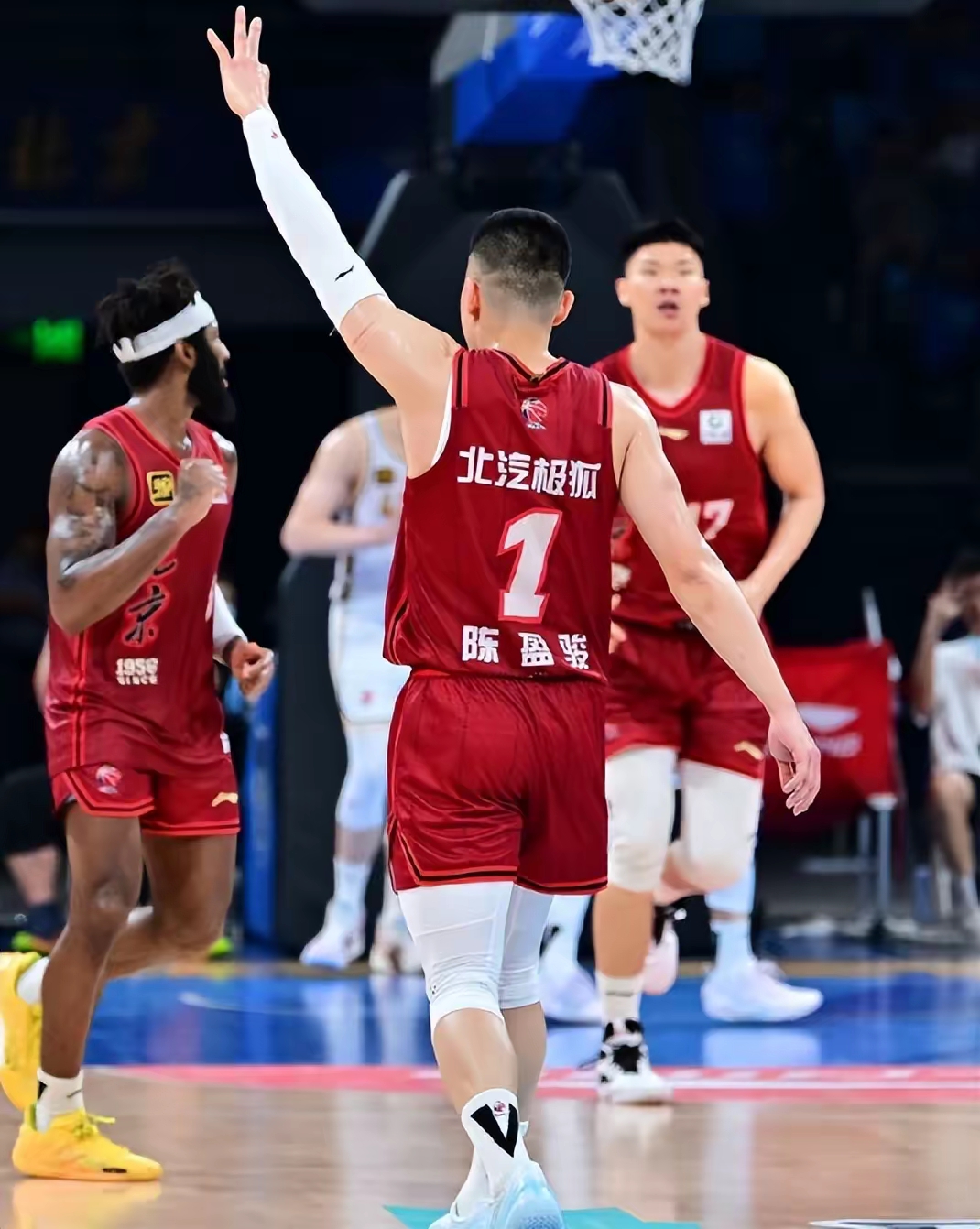  CBA常规赛战况：丹佛掘金防线稳固，本菲卡进攻受阻，周琦成最佳